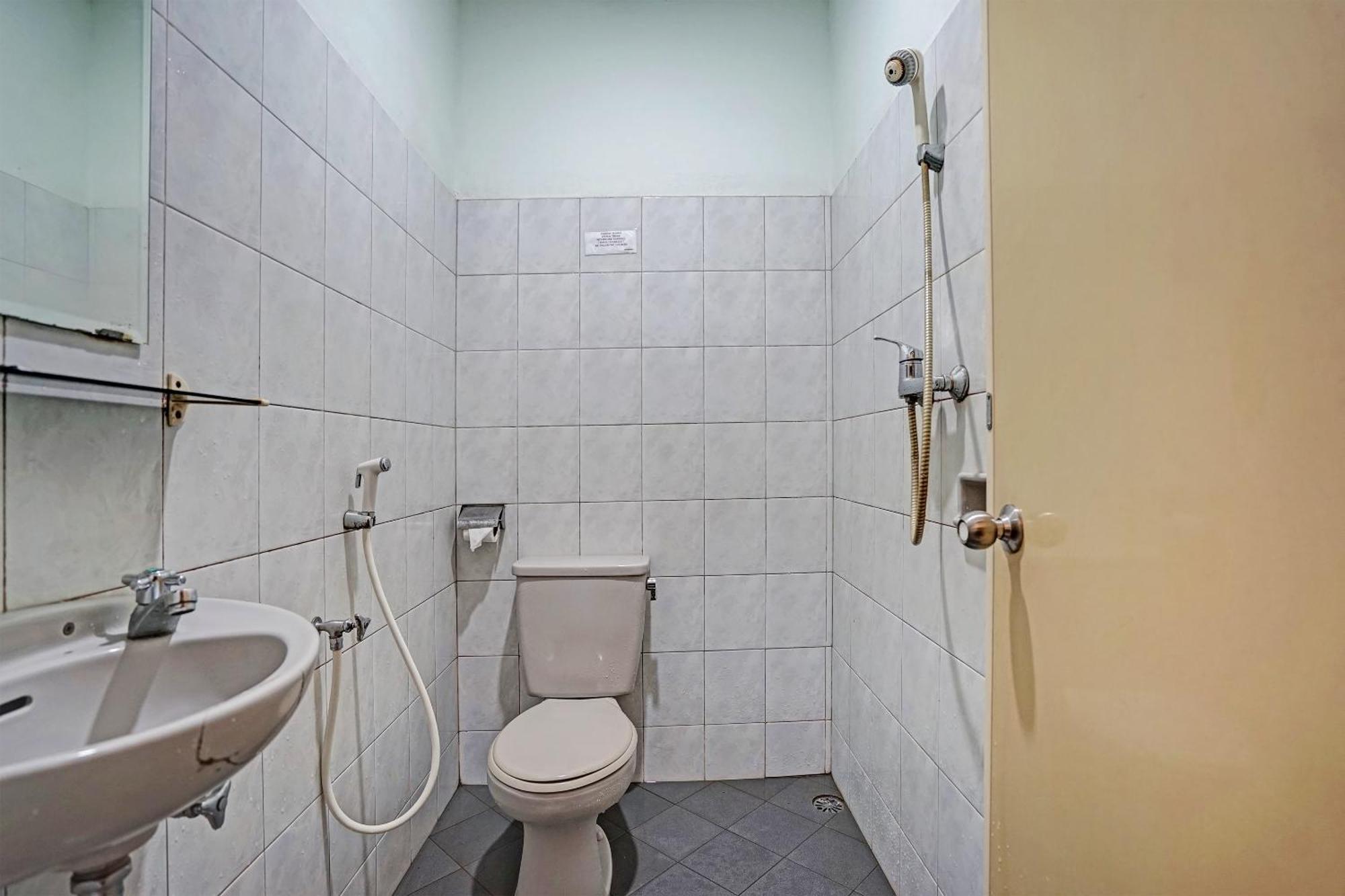 Super Oyo 91805 Hotel Wisma Bari Palembang Buitenkant foto